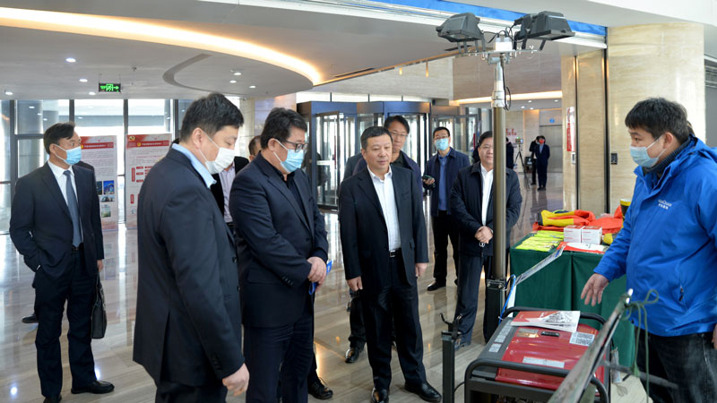 濰坊市領(lǐng)導(dǎo)蒞臨華全動力展位，詳細(xì)詢問公司發(fā)展情況、產(chǎn)品情況等